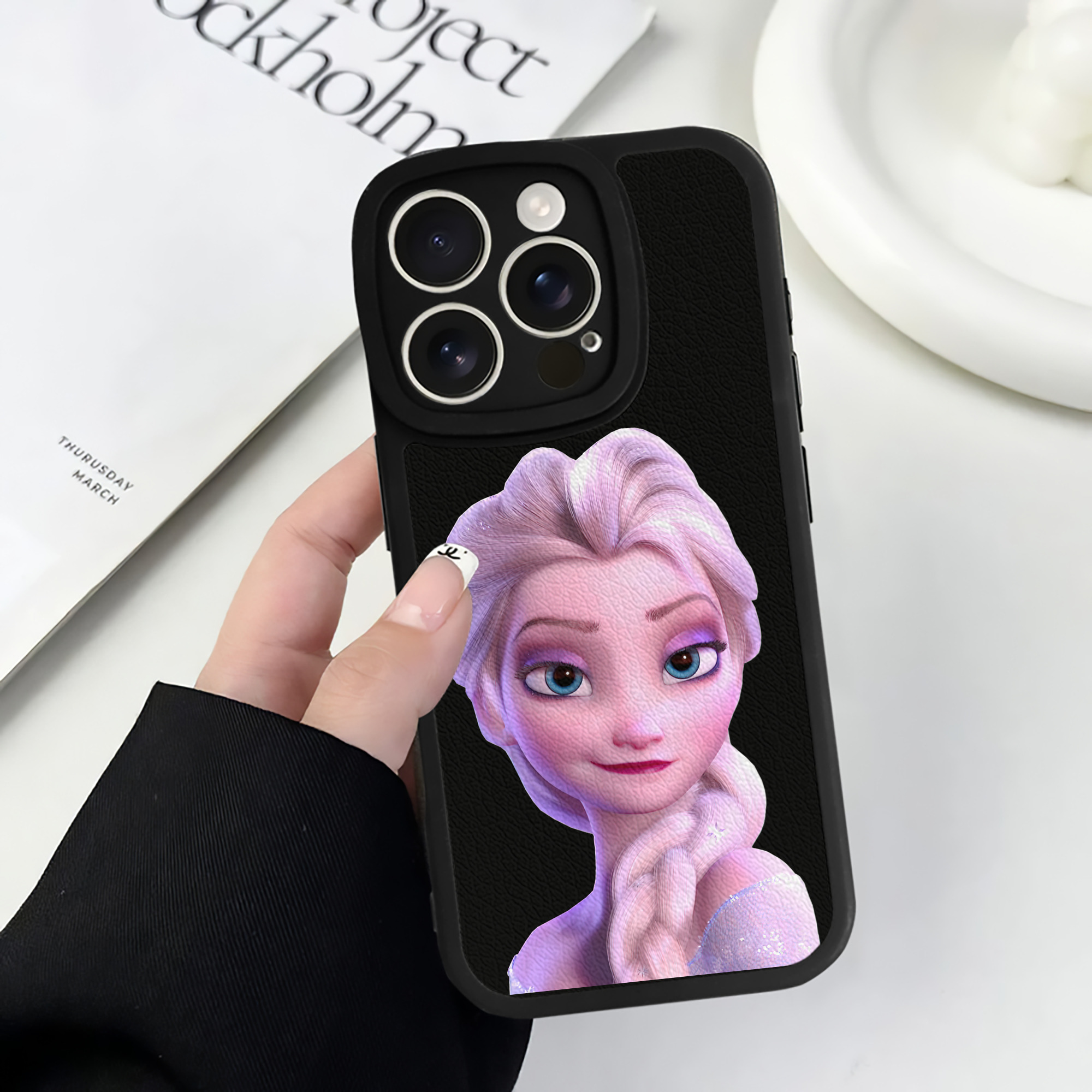 （画像用） アナと雪の女王 アンナ エルサ Frozen Anna Elsa 【iPhone 16シリーズ対応】シリコンスマホケース（レザー調） 材質：シリコン